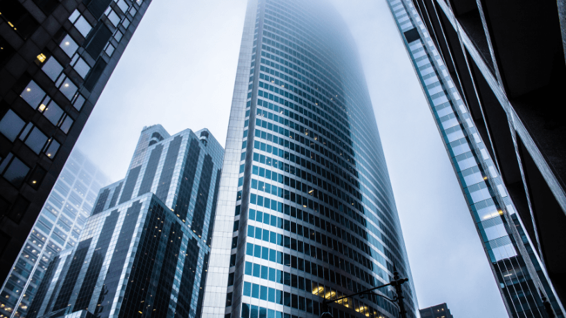 Matheus Vinicius Voigt apresenta estratégias de sucesso para eficiência energética em prédios públicos.