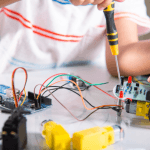 A aprendizagem baseada em desafios com robótica educacional estimula criatividade e resolução de problemas, como explica Gustavo Adolfo Morceli Rodrigues.