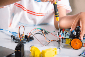 A aprendizagem baseada em desafios com robótica educacional estimula criatividade e resolução de problemas, como explica Gustavo Adolfo Morceli Rodrigues.