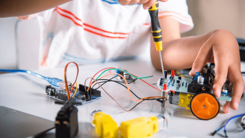 A aprendizagem baseada em desafios com robótica educacional estimula criatividade e resolução de problemas, como explica Gustavo Adolfo Morceli Rodrigues.