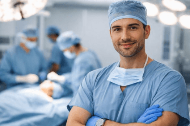 Haeckel Cabral Moraes destaca como o preparo prévio aumenta a segurança na cirurgia plástica eletiva.