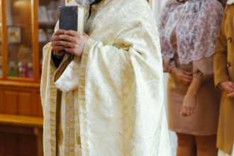 A identidade sacerdotal se manifesta na liturgia como sinal visível de Cristo, afirma Jose Eduardo De Oliveira e Silva.