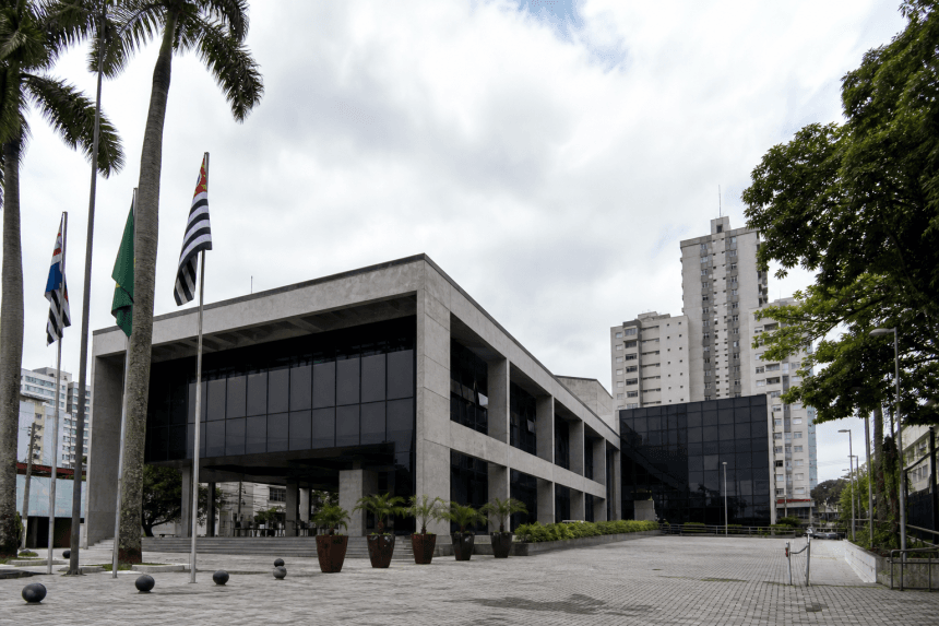 Fachada da Câmara Municipal de Praia Grande, onde será realizada audiência pública da Saúde
