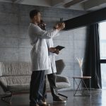 Profissionais de saúde colaboram usando dispositivos digitais em um ambiente moderno.