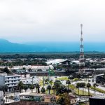 Vista aérea da área urbana de Praia Grande, com edifícios, vias e áreas verdes ao redor.